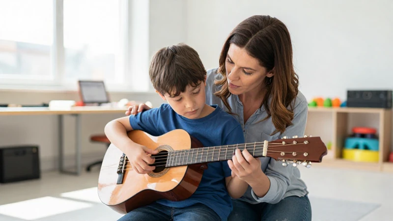 Una profesora de música guía con paciencia las manos de un niño con autismo sobre una guitarra.