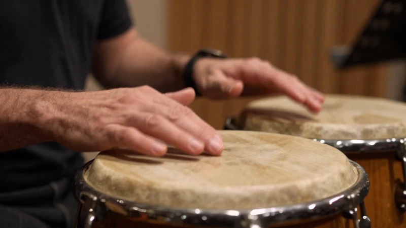 Manos de un músico ejecutando ritmos complejos sobre un instrumento de percusión de madera.