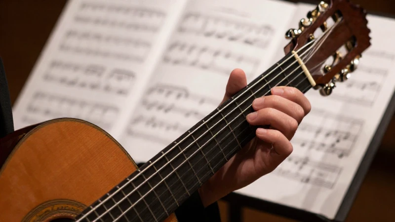 Manos de un músico ejecutando notas precisas en las cuerdas de una guitarra clásica.