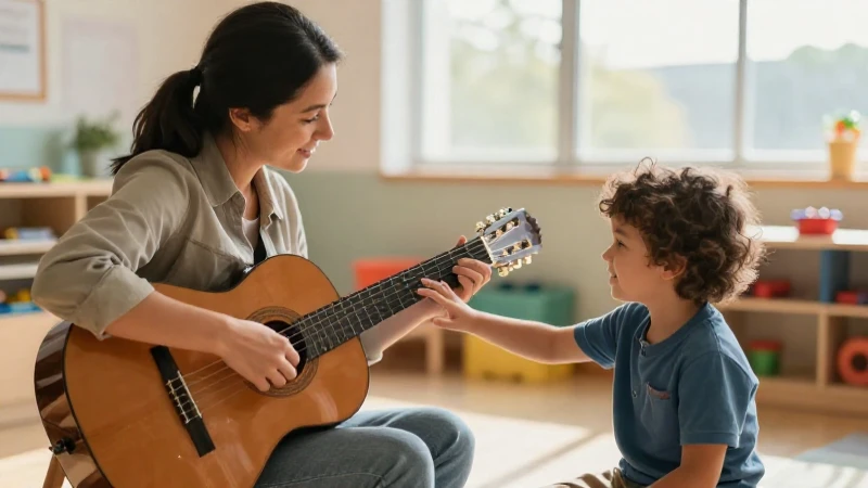 Una musicoterapeuta toca la guitarra para un niño pequeño en un aula luminosa y colorida.